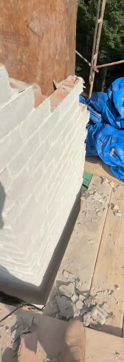 Borde dentado de ladrillo donde se desmontó la cara de la chimenea vieja