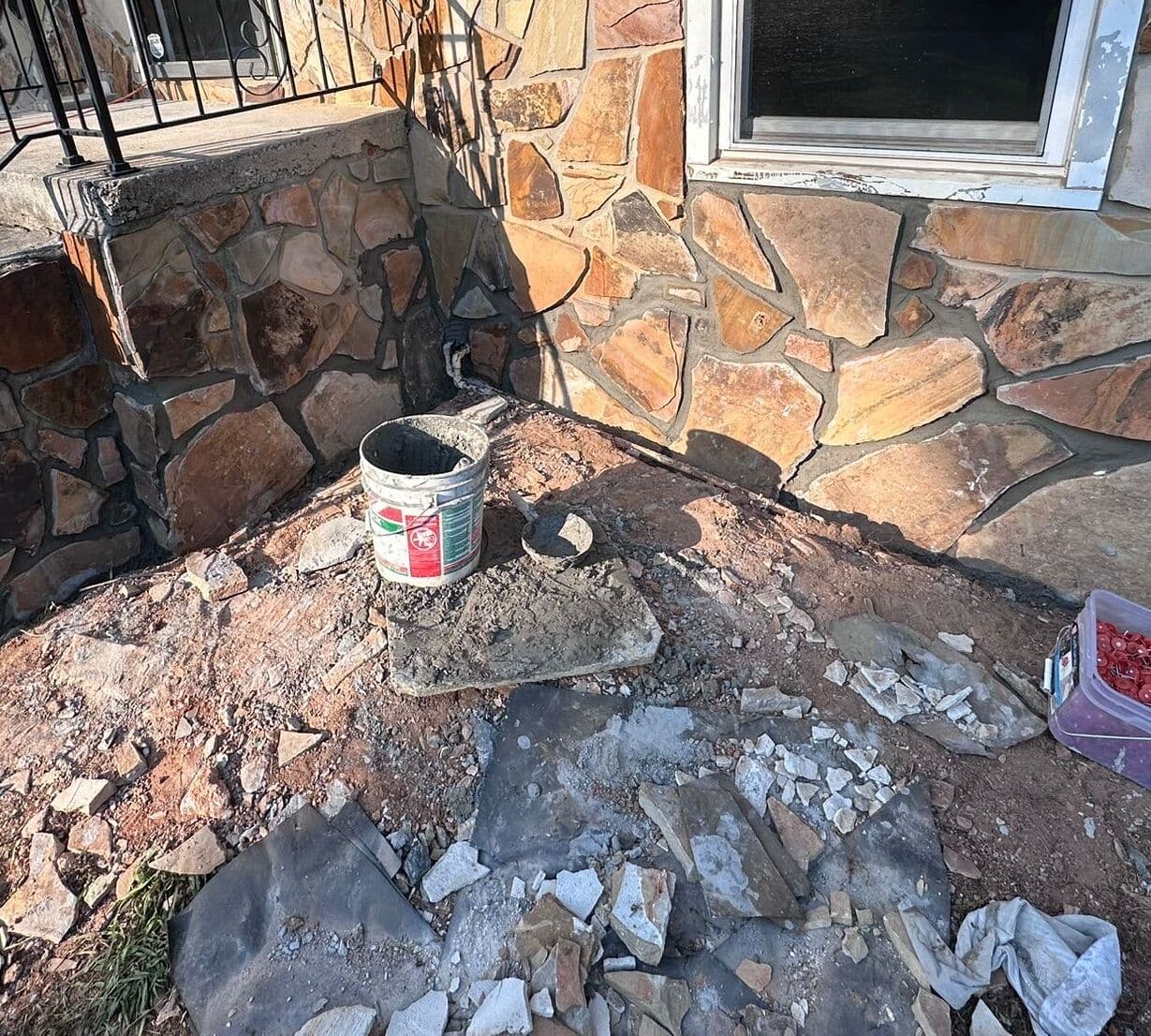 Muro con revestimiento de piedra y escalinata de piedra en la esquina donde estaba la filtración